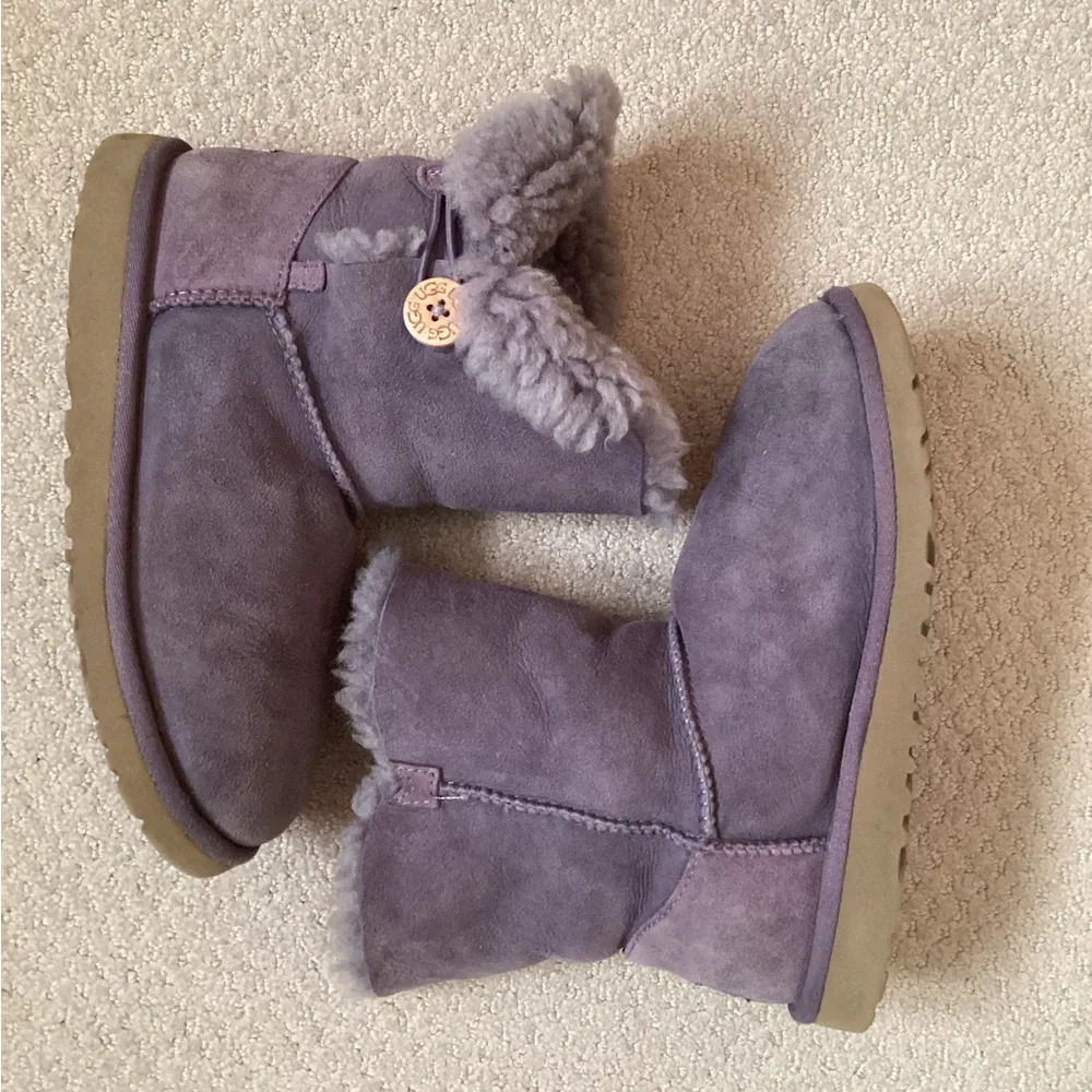 💜 UGG purple boots Sz 5 Bailey Button EUC sheepskin UGGs short boot
